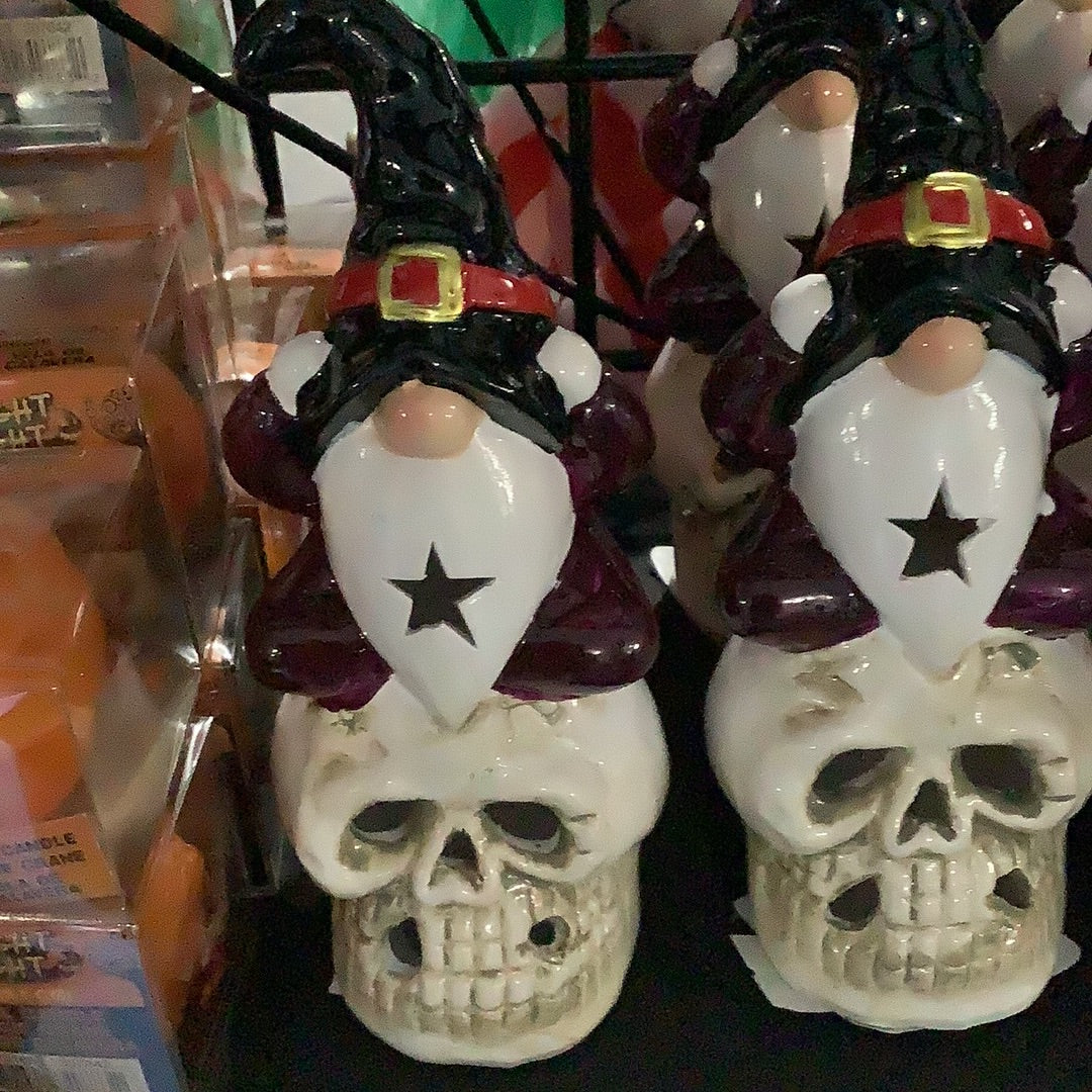 Gnome on Skull