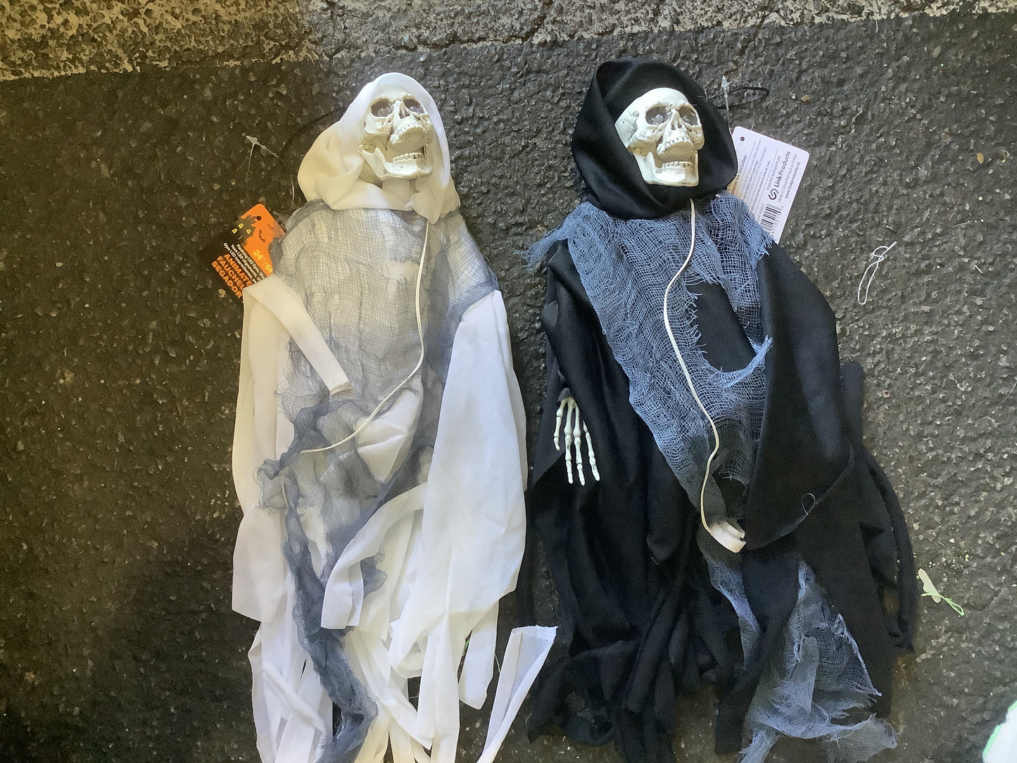 Small Hanging Shaking Light-up Skeleton - Black & White Assorted