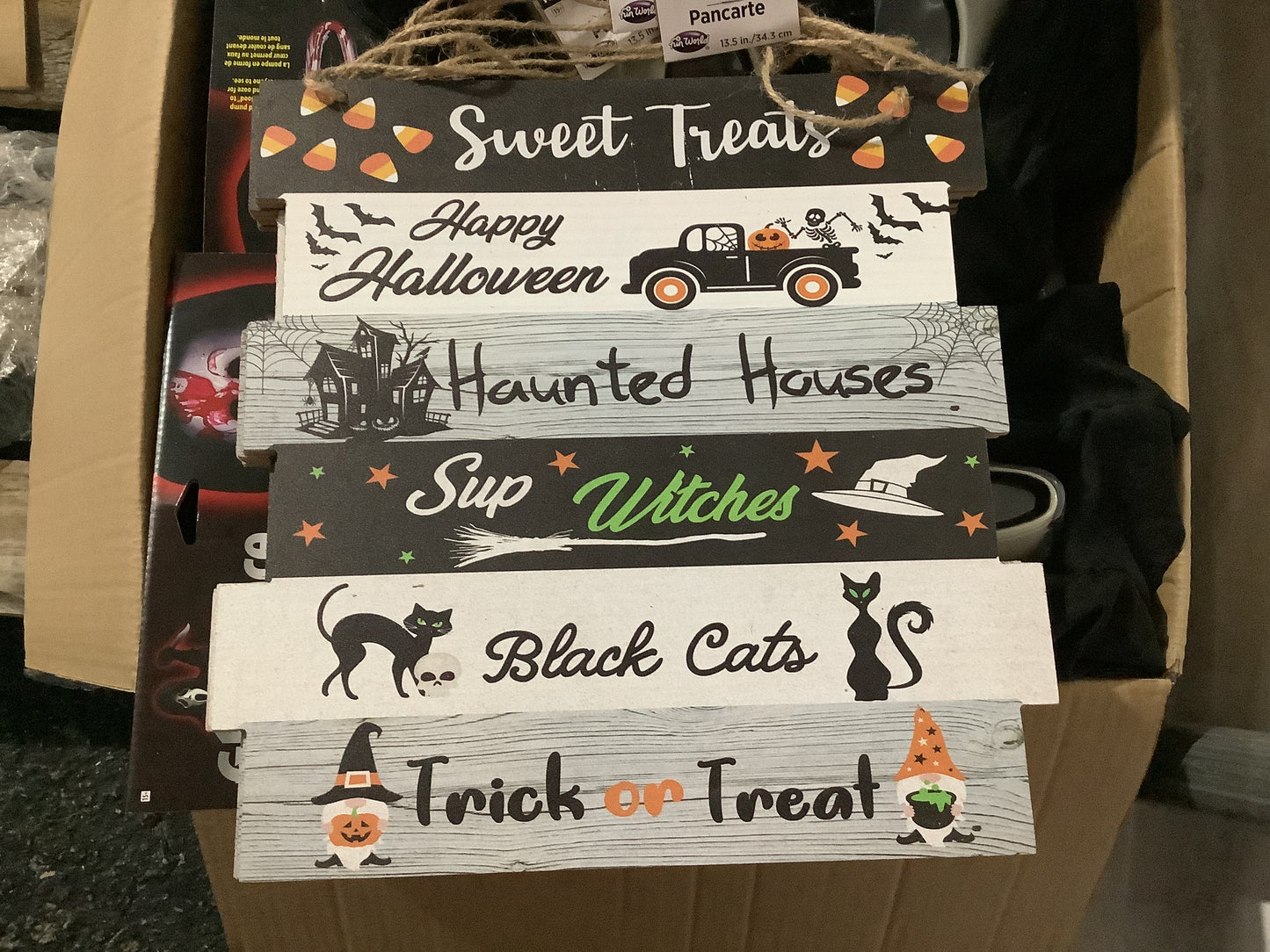 Halloween Hanging Signs - Asst